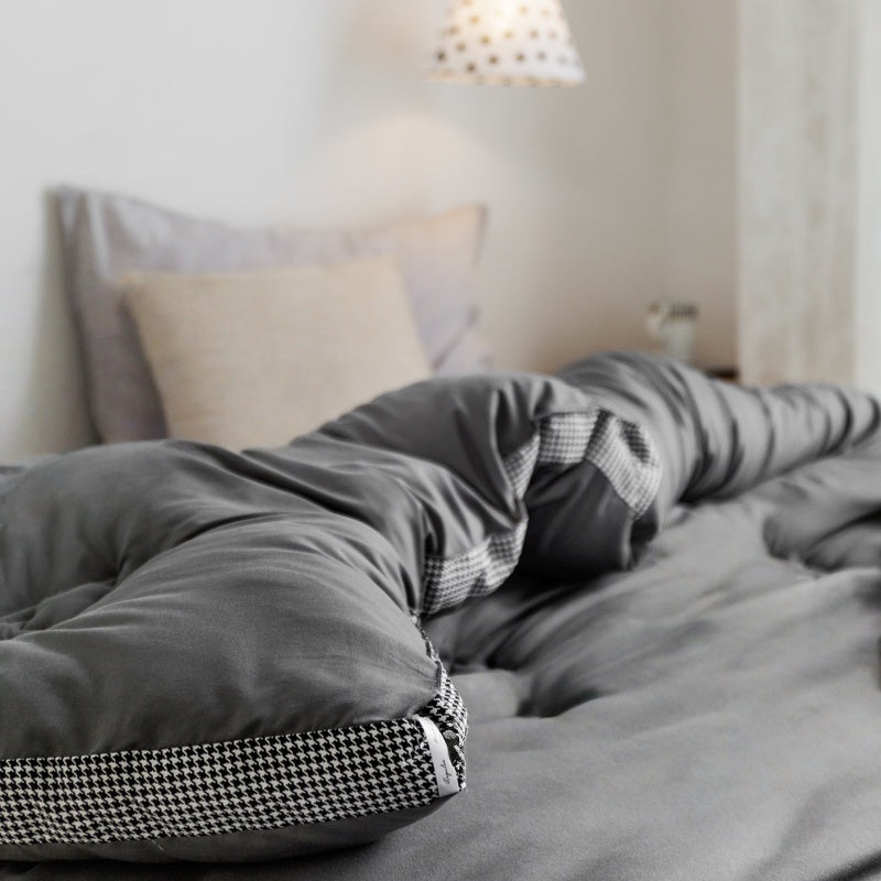 New Quilt, Stylish and Beautiful, Ultra-soft, Velvety Smooth to the Touch, and Durable