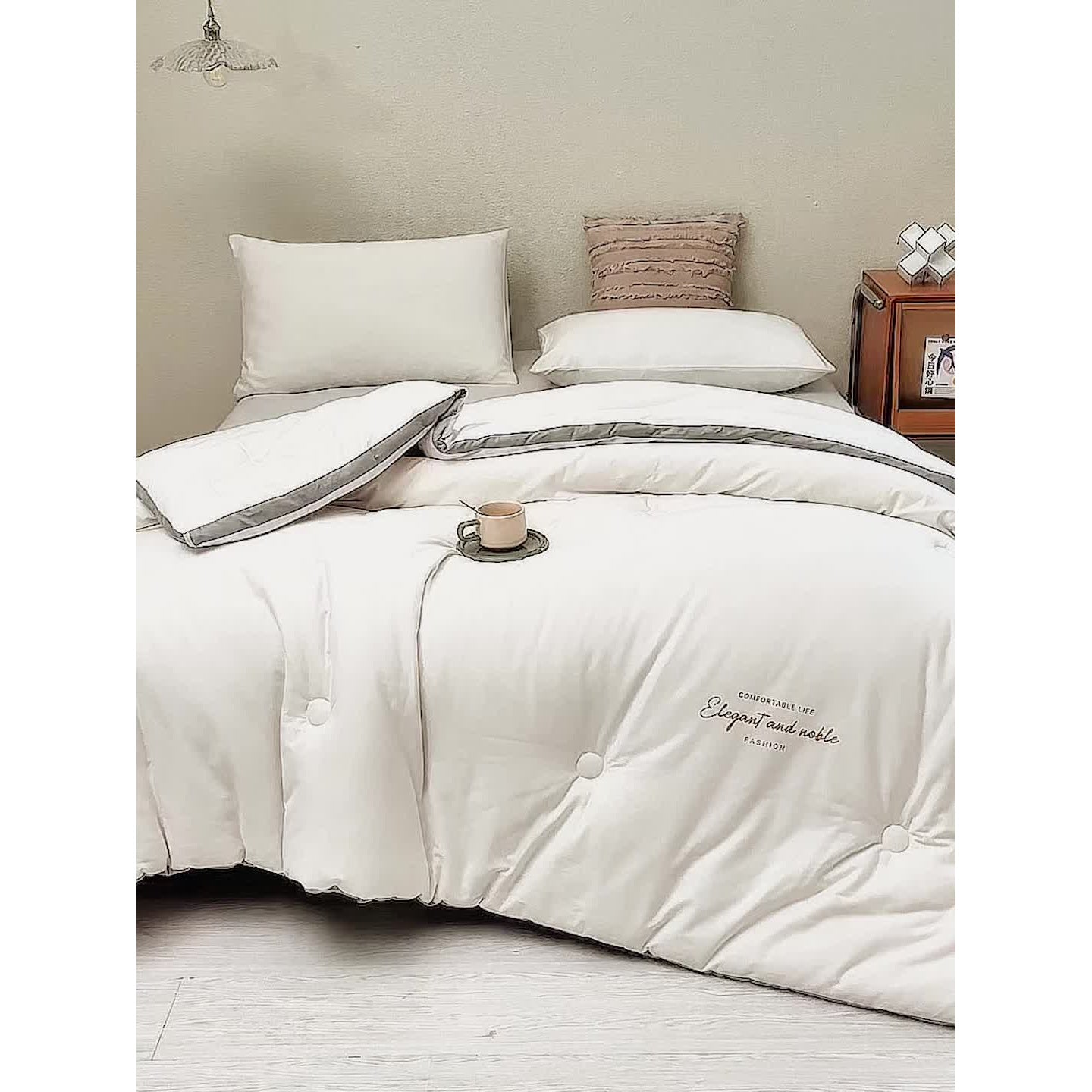 Thickened Warm Winter Milk Quilt, Soft and Skin-Friendly, Quilted Craftsmanship, Fade-Resistant, All-Season Comfort, Machine Washable, Suitable for Bedroom and Guest Room, Winter Quilt, Fashionable and Comfortable Quilt, Elegant Bedding, Soft Fabric